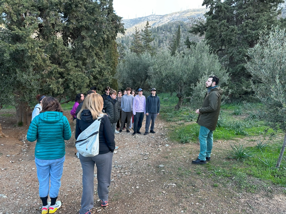Εθελοντική δράση με μαθητές/ριες του IB της Σχολής Μωραΐτη στο Αισθητικό Δάσος του Υμηττού
